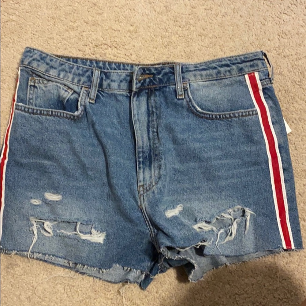 Shorts wit red strips on side